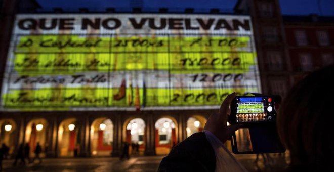 Podemos se atribuye la proyección de imágenes de los 'papeles de Bárcenas' en la Plaza Mayor de Madrid