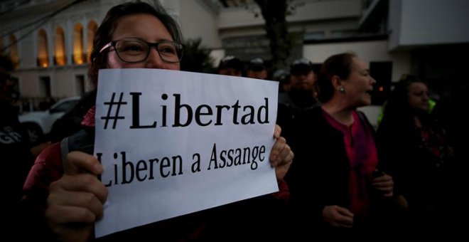 Ecuador detiene a un colaborador de Wikileaks tras permitir el arresto de Assange en su embajada en Londres