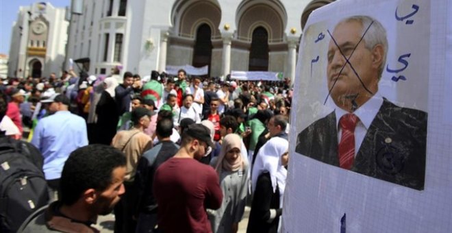 Miles de argelinos vuelven a tomar las calles de Argel para reclamar un cambio de régimen