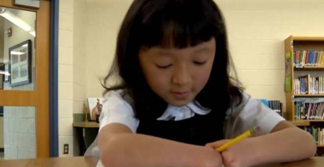 Una niña de diez años sin manos gana un concurso de caligrafía