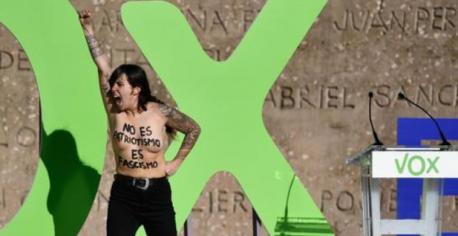 Tres activistas de Femen irrumpen con el pecho descubierto en el escenario de Vox