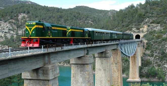 Sis trens turístics per redescobrir paisatges de Catalunya sobre vies