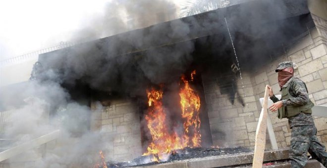 Manifestantes queman neumáticos en la entrada de la embajada de EEUU en Honduras