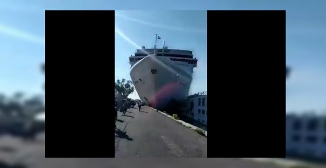 El espectacular vídeo de un crucero turístico que choca contra un muelle en Venecia