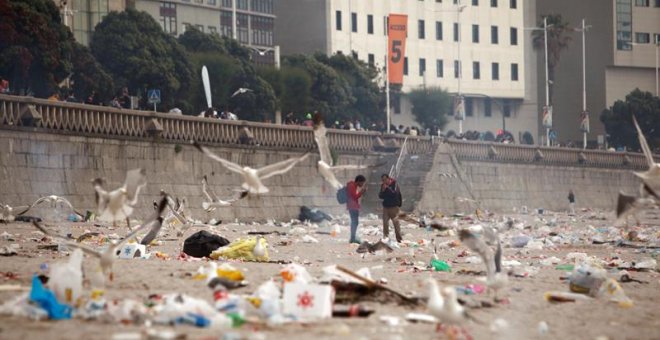 La cara más sucia del ser humano: toneladas de basura en las playas tras la noche de San Juan