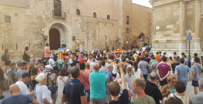 Gritos y cánticos contra los Borbones frente al Palacio de la Almudaina en Mallorca