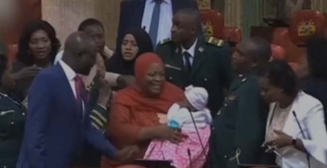 Expulsan entre gritos a una diputada keniana del pleno por llevar a su bebé