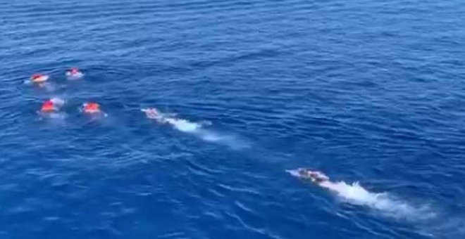 Algunos migrantes saltan del Open Arms al mar desesperados por desembarcar