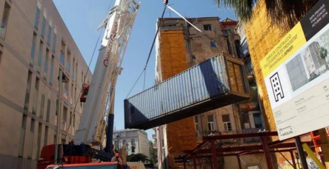Barcelona crea los primeros pisos sociales fabricados con contenedores de mercancías