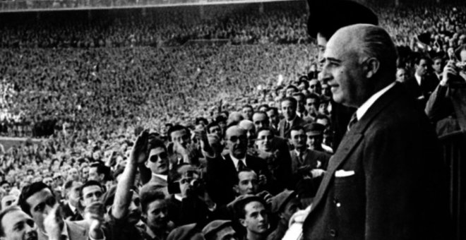 Los socios del Barça aprueban retirar las medallas honoríficas a Franco