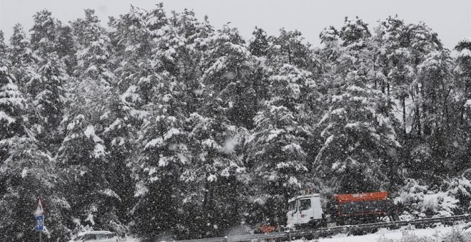 La nieve complica el tráfico en 48 carreteras españolas