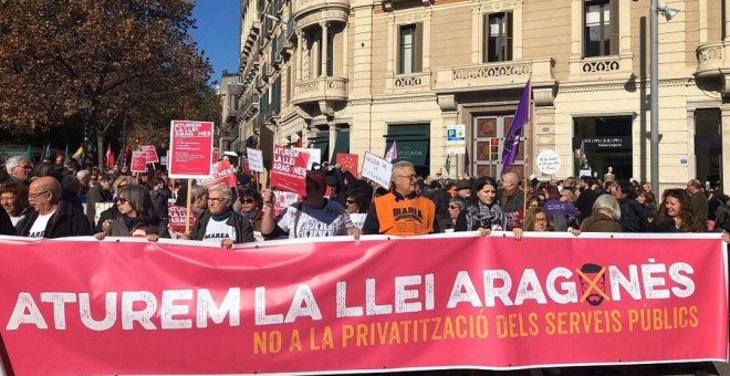 Unes 2.500 persones es manifesten contra la Llei Aragonès i denuncien que obre la porta a la "privatització de serveis públics"