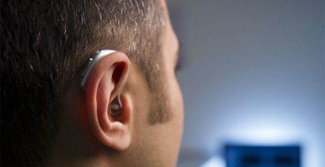 Usar audífonos reduce el riesgo de alzhéimer, depresión y caídas