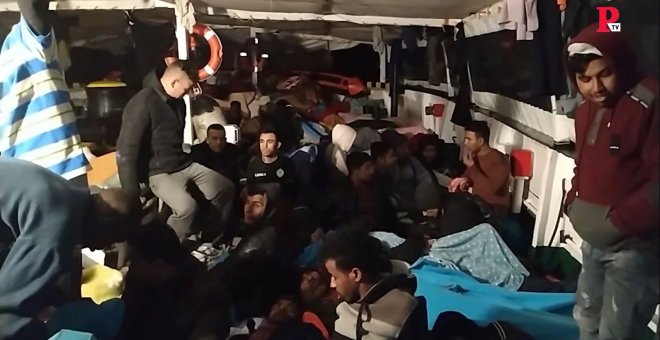 Un cayuco al límite de su capacidad oculta un segundo nivel con decenas de migrantes hacinados
