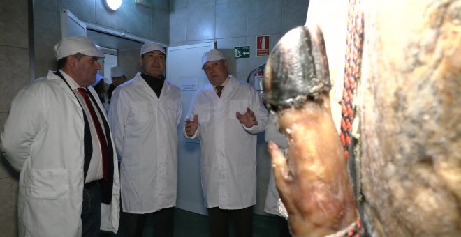 Moreno visita la empresa Montesierra en Jabugo (Huelva)