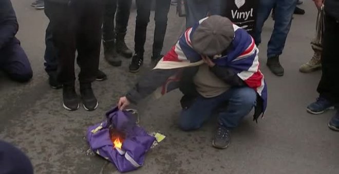 Un británico quema la bandera de la UE para celebrar el Brexit