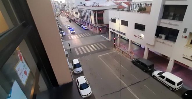 La Policía Local de Badajoz pide por megafonía a los vecinos que no salgan de casa