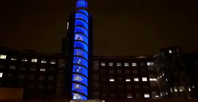 El Hospital de Cruces se ilumina de azul por los sanitarios
