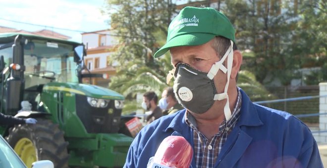 Desinfectan con tractores las calles de Talarrubias (Badajoz)