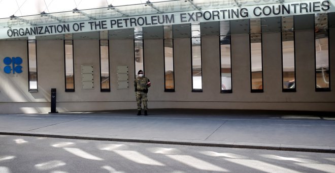 La OPEP, Rusia y sus socios rubrican el recorte de hasta un 20% en el suministro de crudo