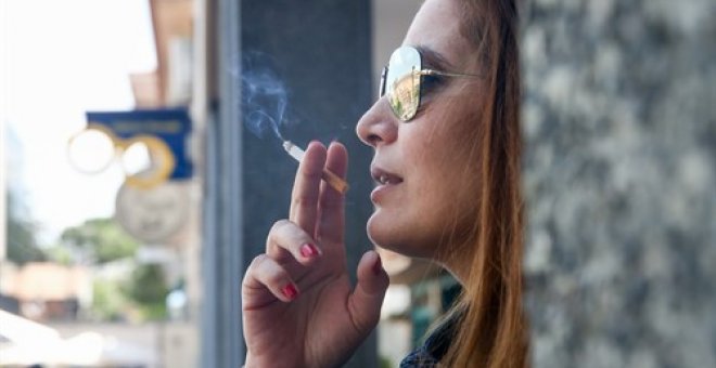 Sanidad advierte del riesgo de contagio al fumar y vapear en las terrazas