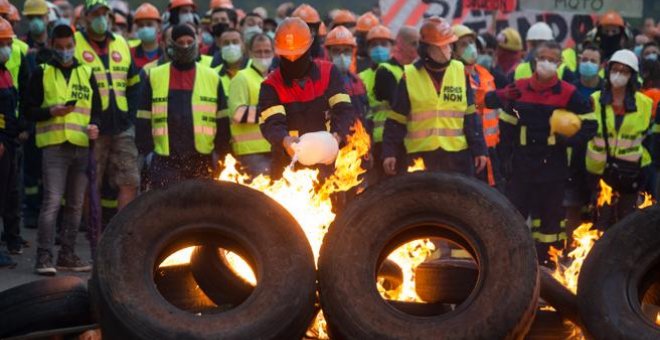 Arden barricadas de neumáticos en una nueva protesta por los despidos en Alcoa