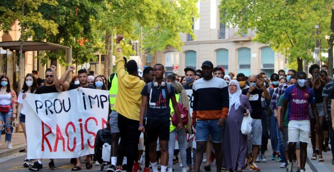 Centenars de persones protesten a Manresa contra l'agressió racista dels Mossos al Bages