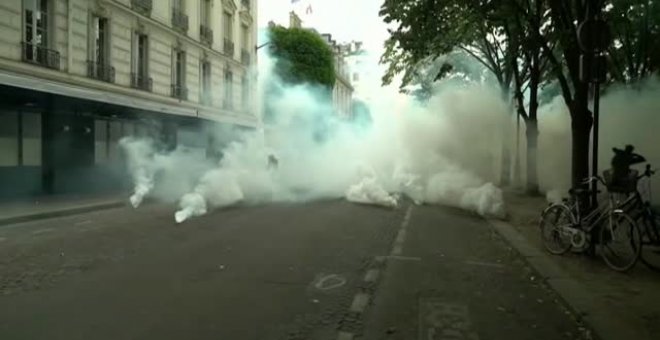 Batalla campal en París a cuenta de radicales infiltrados en la manifestación por la precariedad sanitaria