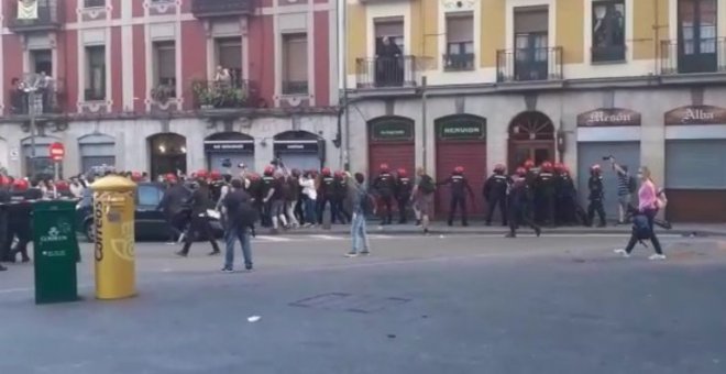 La Ertzaintza carga contra los manifestantes concentrados contra el mitin de Vox en Bilbao