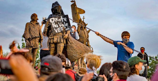 El supremacismo blanco de EEUU sale a defender las estatuas de conquistadores españoles ante los ataques de "pieles rojas"