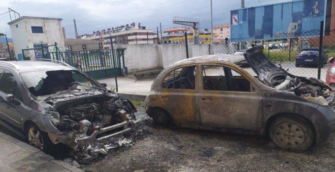 Torrelavega vuelve a ser víctima del vandalismo y amanece con varios coches calcinados 
