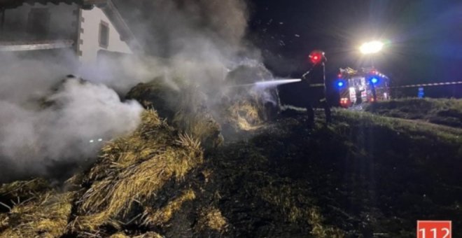 Sofocado de madrugada el incendio de 11 rollos de hierba próximos a una casa en Oyambre