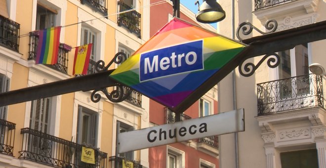 El logo de Metro de Chueca luce los colores arcoiris tras el inicio del Orgullo