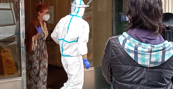 Continúan en cuarentena los vecinos del inmueble de Santander en el que se ha detectado un brote de coronavirus