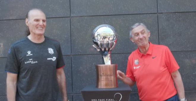 Pesic bromea con Ivanovic junto al trofeo Endesa: "Toca, toca... que luego no se sabe"