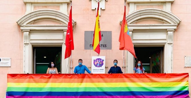 Un juez de Madrid rechaza prohibir la bandera LGTBI en el Ayuntamiento de Alcalá de Henares