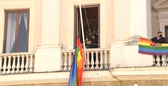 El Ayuntamiento de Cádiz retira la bandera arcoíris ante la indignación del colectivo LGTBI