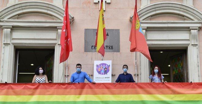 El juez desestima la petición de Abogados Cristianos de retirar la pancarta del Orgullo del Ayuntamiento de Alcalá de Henares