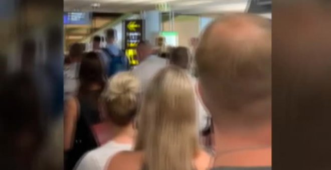 Aglomeración de viajeros en el aeropuerto de Palma durante los controles sanitarios por coronavirus