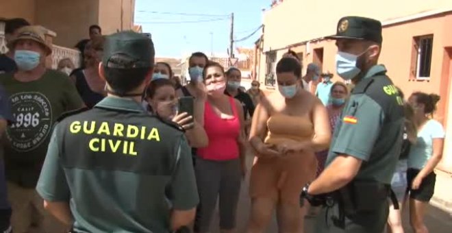 Varios migrantes en cuarentena, expulsados entre insultos de un pueblo de Murcia: "Ojalá reviente el autobús con vosotros dentro"
