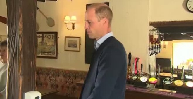 El príncipe William visita un pub inglés en Norfolk