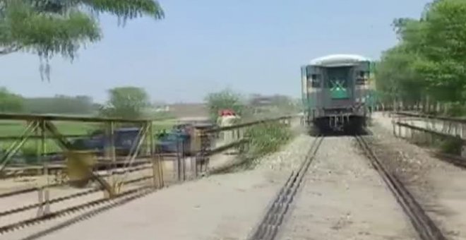 Al menos 19 muertos al estrellarse un tren contra un autobús de pasajeros en Pakistán