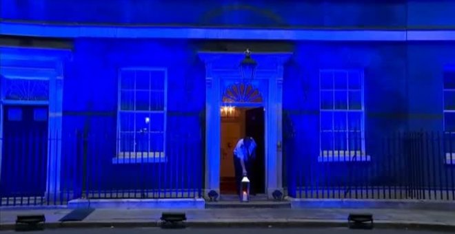 Reino Unido homenajea a sus sanitarios con una gran vela en el 10 de Downing Street