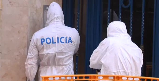 La Policía entrega a los vecinos confinados en un edificio de Albacete las actas que les prohíben salir a la calle