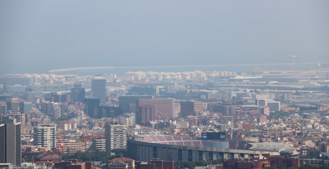 La contaminació de l'aire a Barcelona es va reduir a la meitat durant el confinament