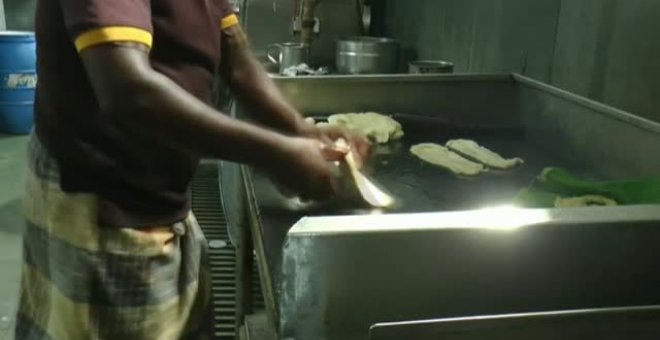 Las mascarillas de pan triunfan en un restaurante de la India