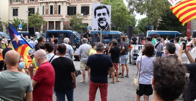 Més de cent persones denuncien davant la delegació del Govern espanyol els 1.000 dies de presó de Cuixart i Sànchez