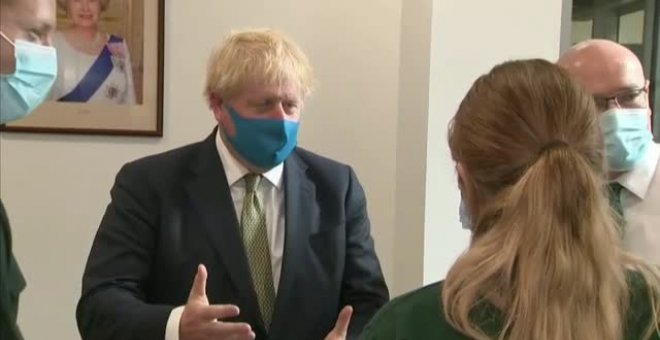 Boris Johnson recomienda usar las mascarillas en tiendas y espacios cerrados