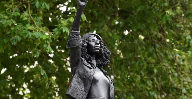 Retiran la estatua de la manifestante negra de Bristol por no tener autorización