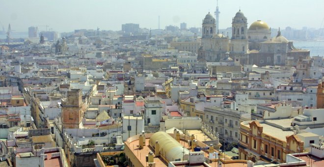 PSOE, PP y Cs tumban la reforma y la moratoria que buscaba el alcalde de Cádiz para limitar los pisos turísticos